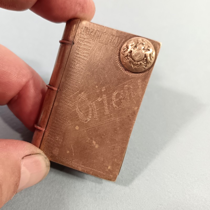 BRIQUET DE POILUS " ORIENT " PETIT LIVRE AVEC BOUTONS ANGLAIS ARTISANAT DE TRANCHEES SOUVENIR GUERRE 1914 - 1918